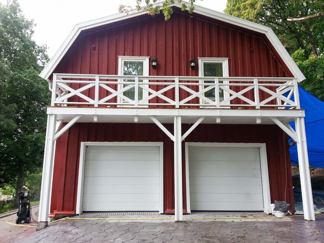Garage med platsbyggd balkong – snickeri