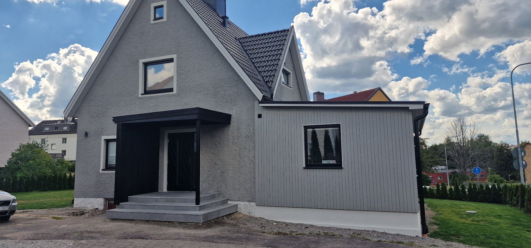 Grå villa med svart entré