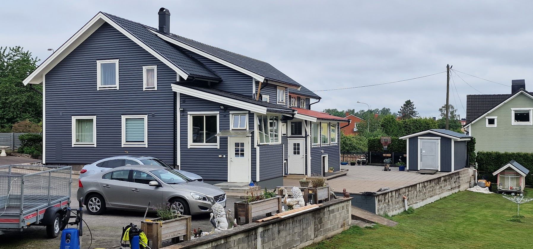 Fasadmålad villa i grått