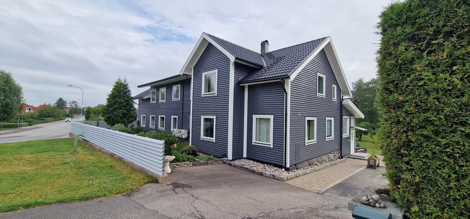 Nymålad grå villa – fasadmåleri