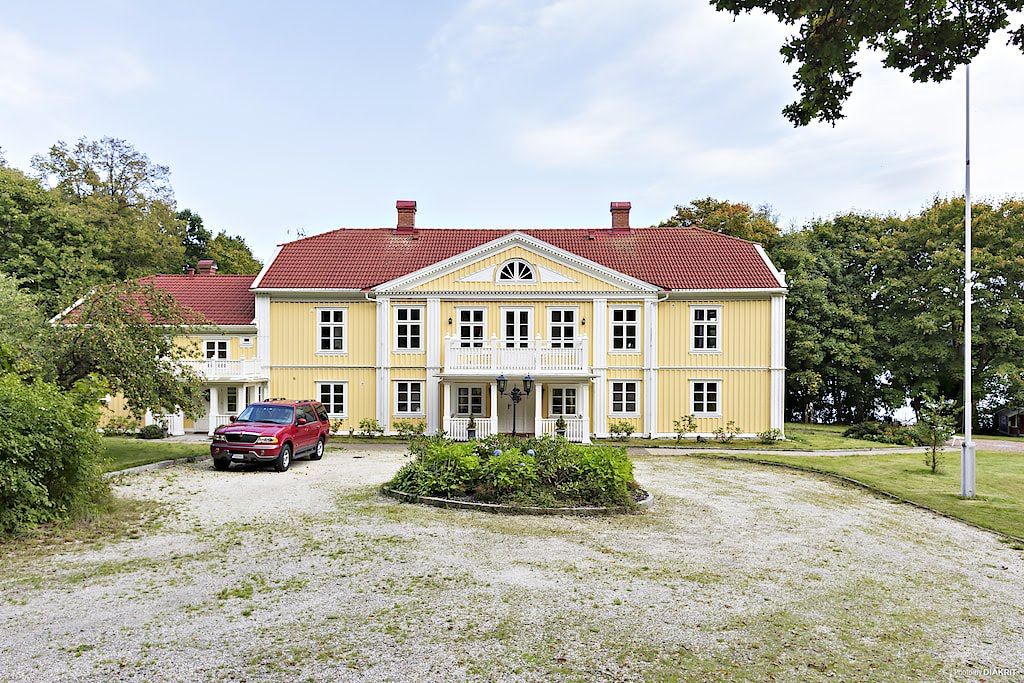 Restaurerad gul herrgård – projekt av Dekor Måleri och Snickeri