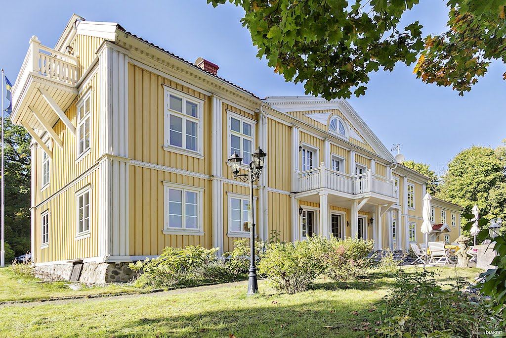 Nymålad gul herrgård – måleriprojekt av Dekor Måleri och Snickeri